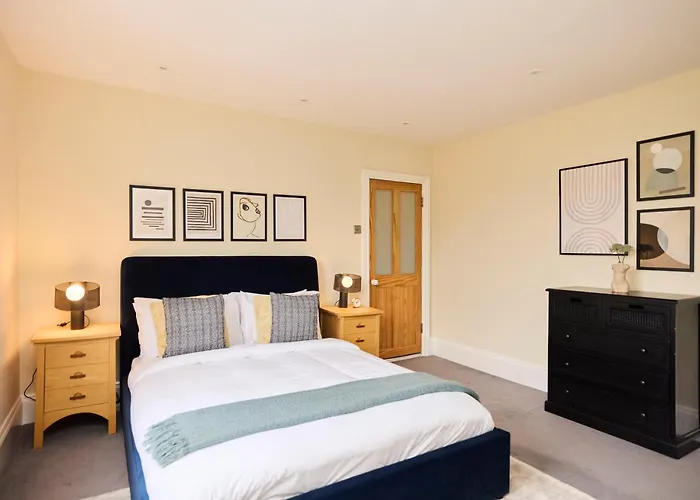 The Peckham Hideaway - Bright 3Bdr Flat